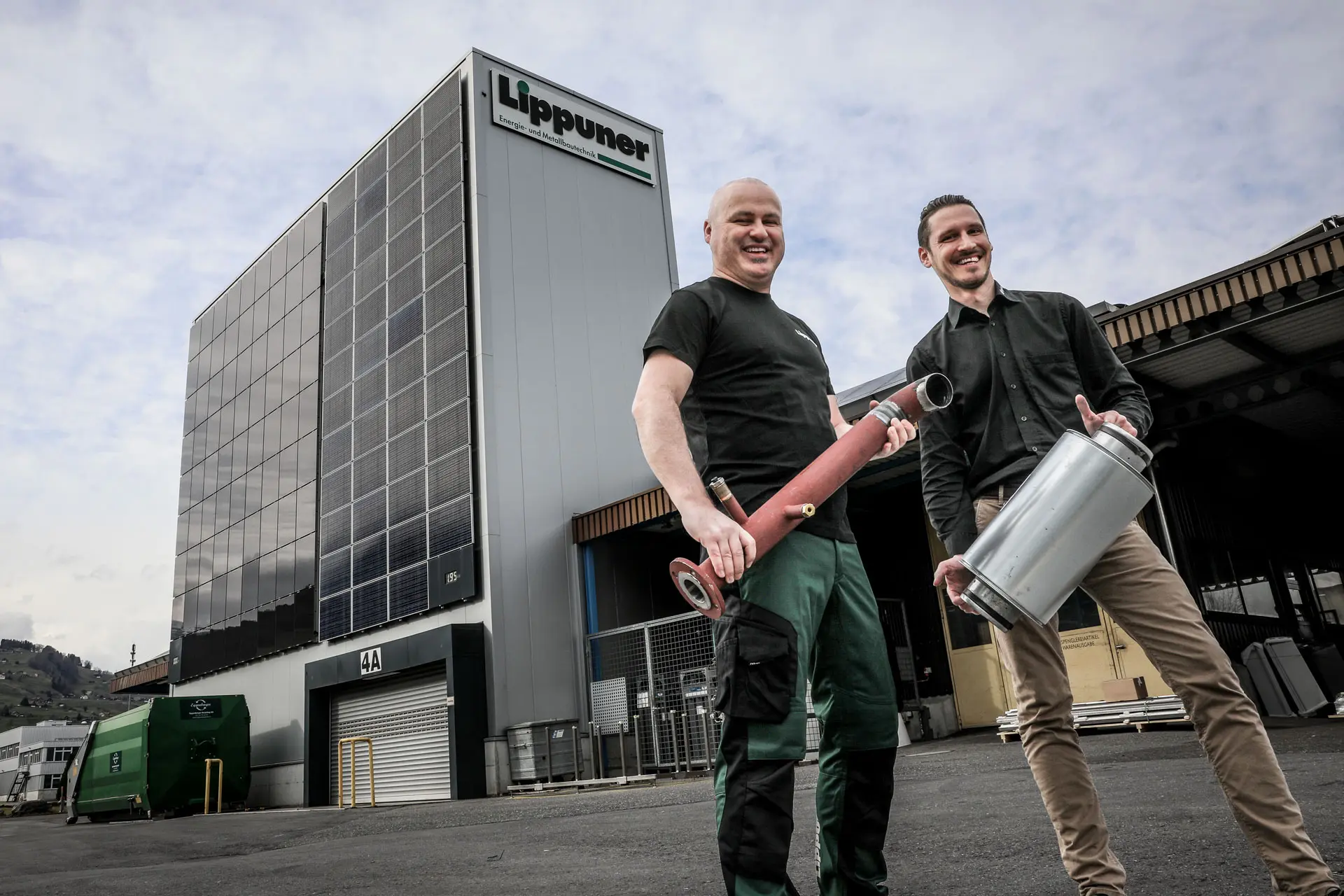 Georges Mark, Head of HR Lippuner EMT AG with Erich Stähli, COO SwissSalary Ltd. in front of the Lippuner Tower