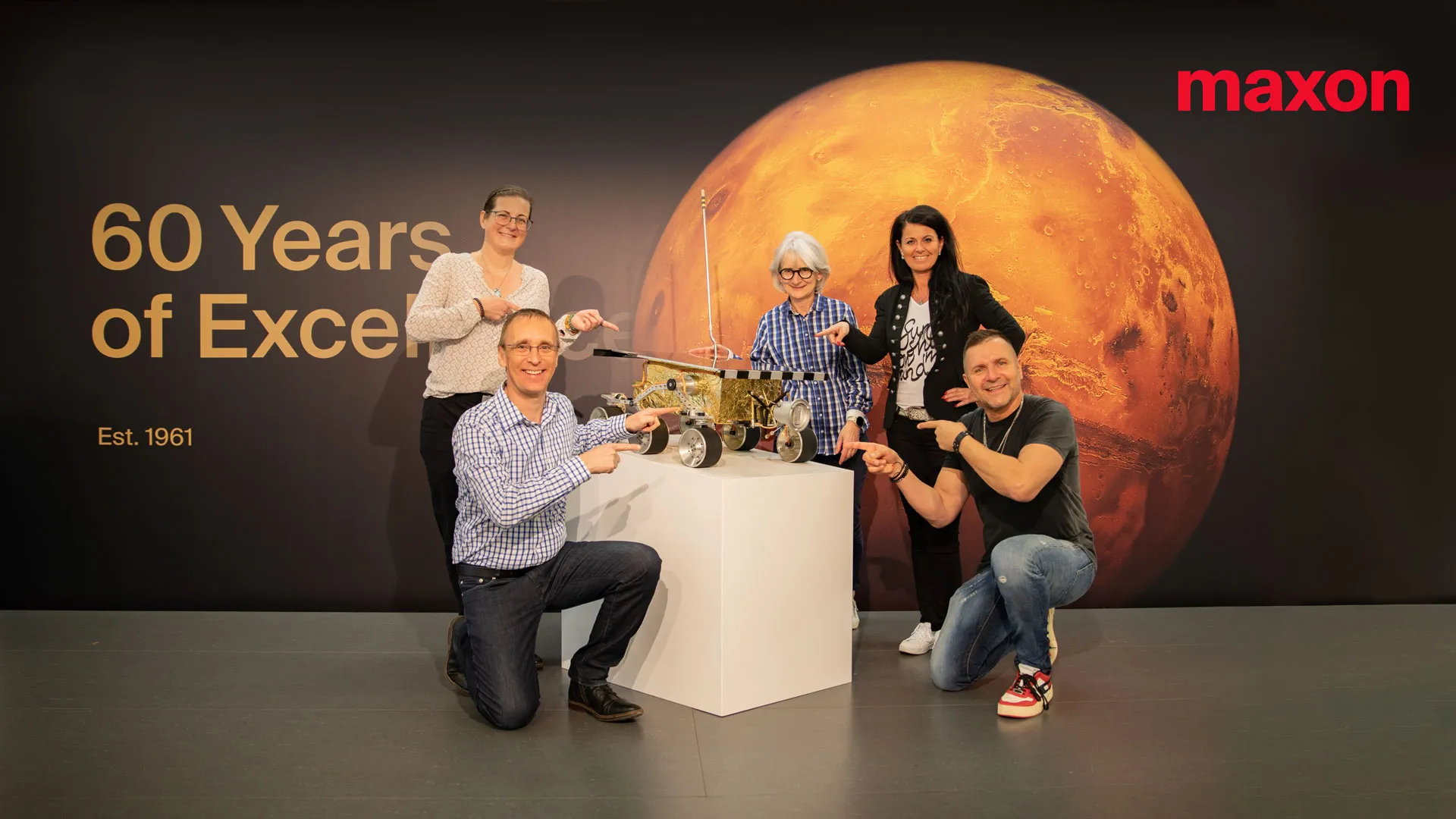 Maxon Testimonial Group Photo in Front of the Mars Roboter